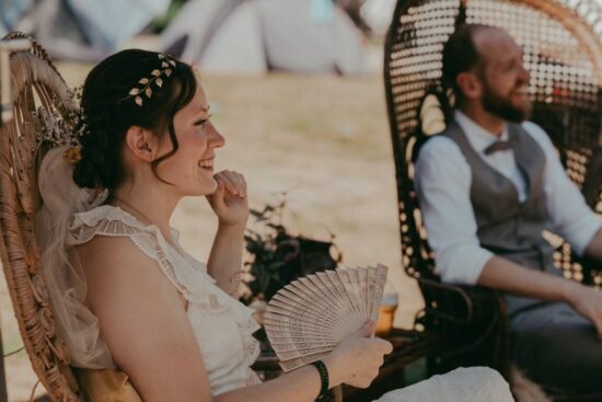 Festivalwedding met eigen polsbandjes