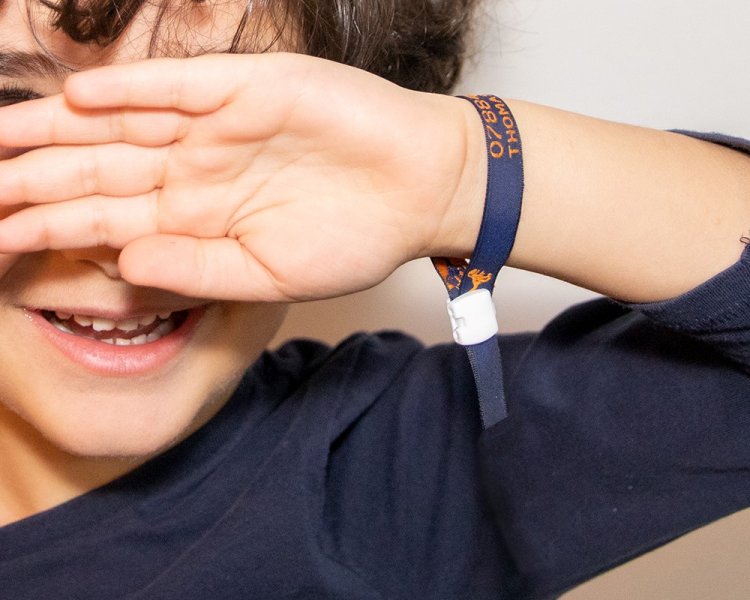 sos armband met telefoonnummer en naam