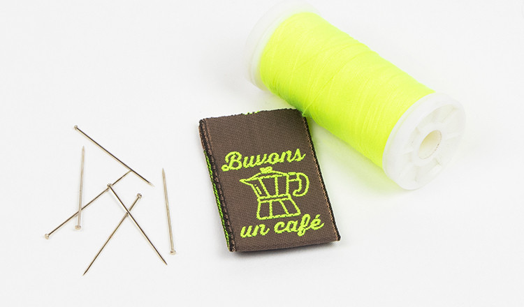 25mm kledinglabel met eigen logo staand