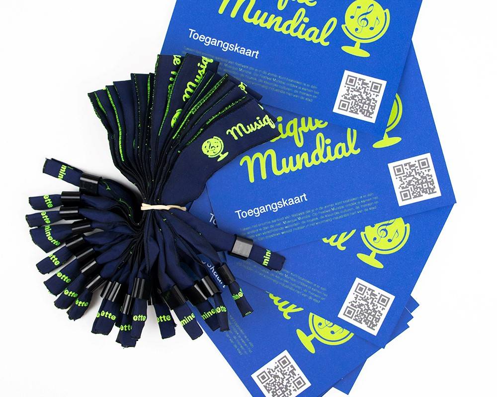 festivalbandje met eigen logo en zwarte sluiting