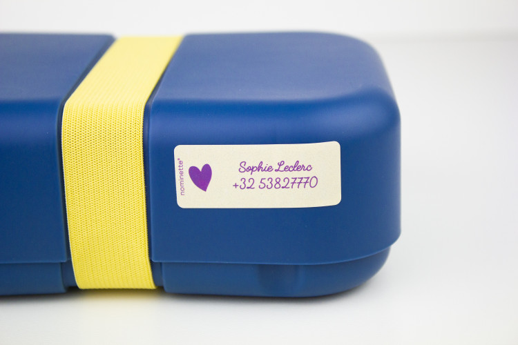 Naamstickers op broodtrommel en drinkbeker